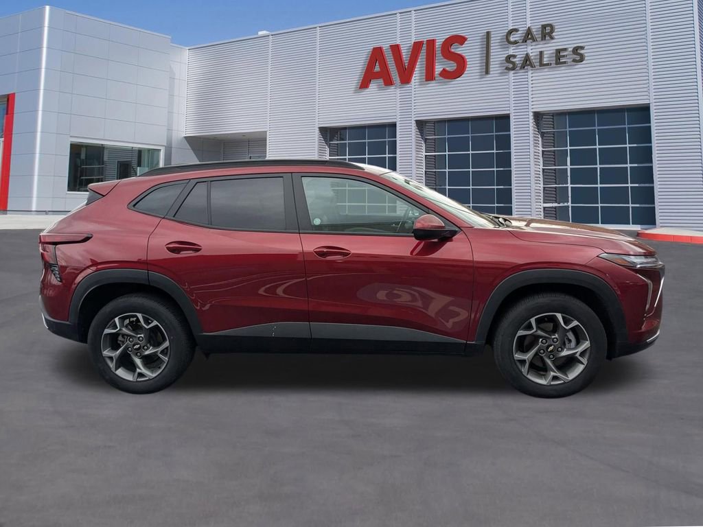 Used 2025 Chevrolet Trax LT w/ LT Convenience Package image 5