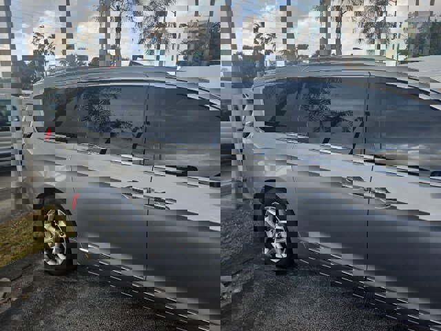 Used 2018 Chrysler Pacifica Touring-L w/ Tire & Wheel Group image 4