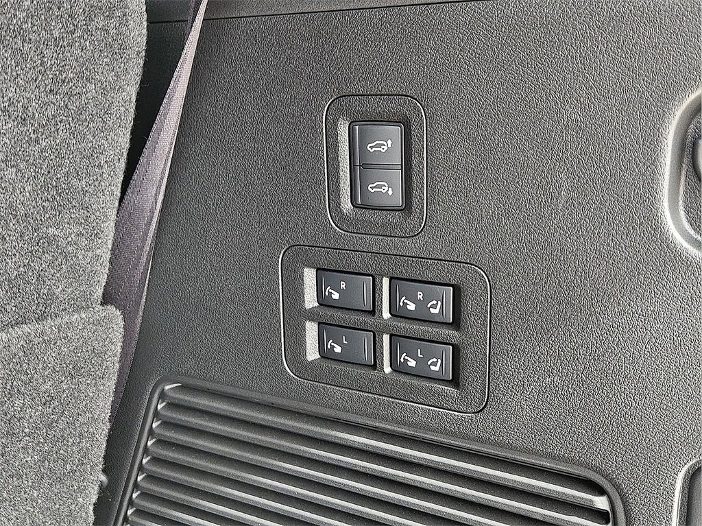 Used 2025 Nissan Armada PRO-4X image 9