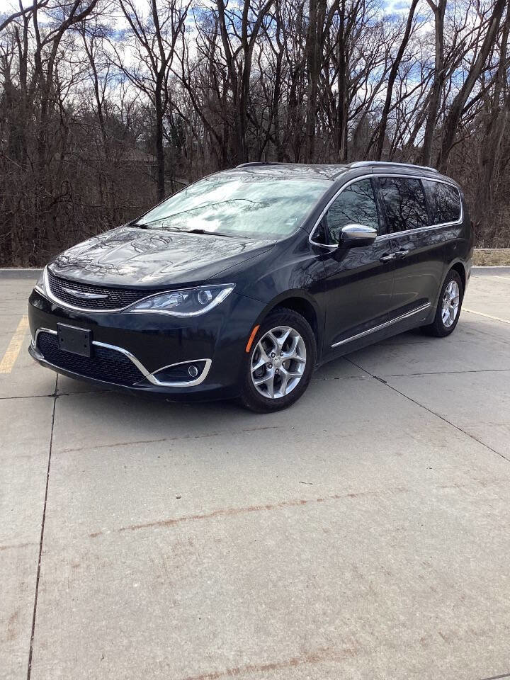 Used 2018 Chrysler Pacifica Limited image 2