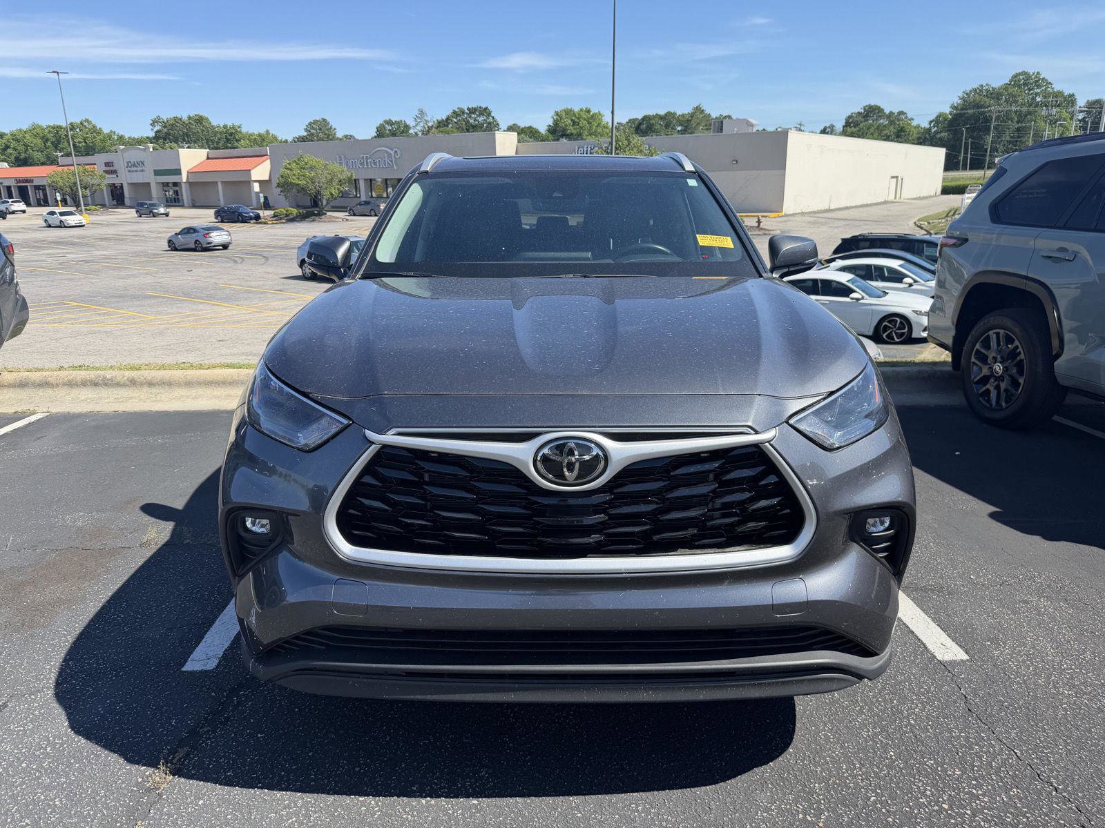 Used 2023 Toyota Highlander XLE FWD image 2