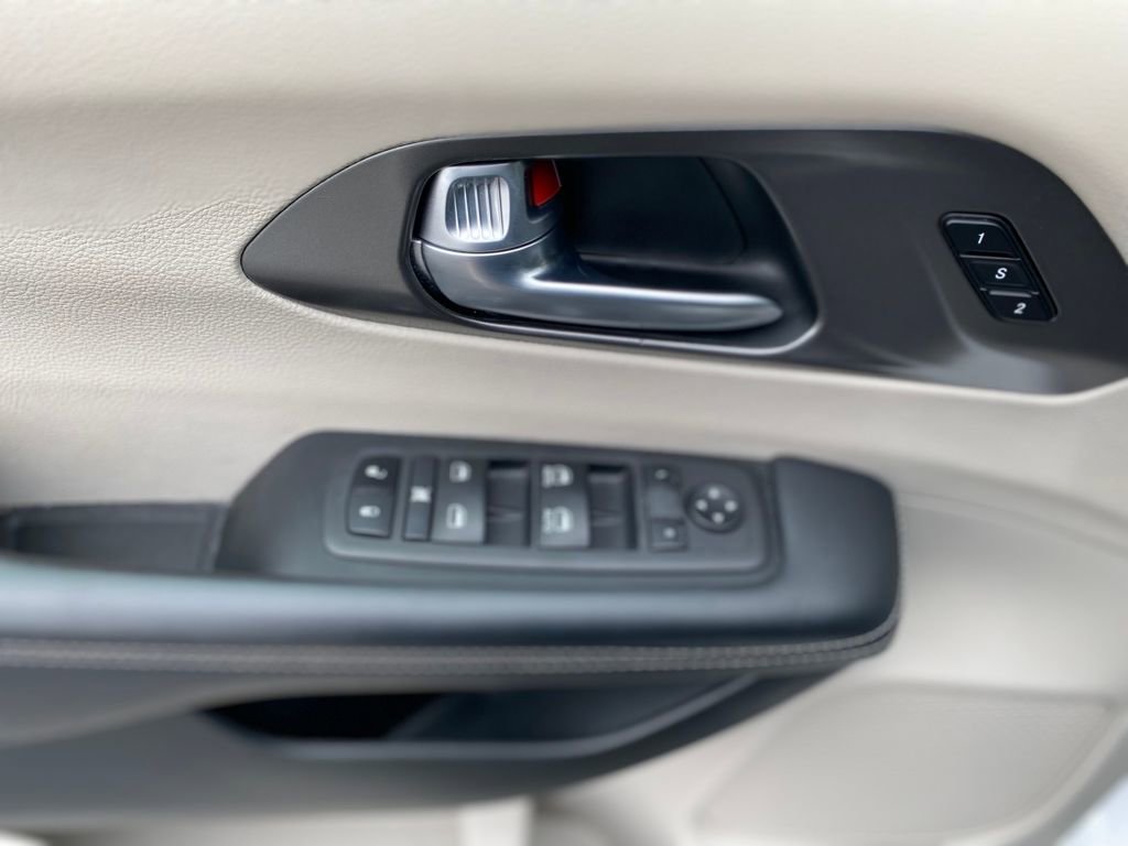 Used 2024 Chrysler Pacifica Touring-L image 20
