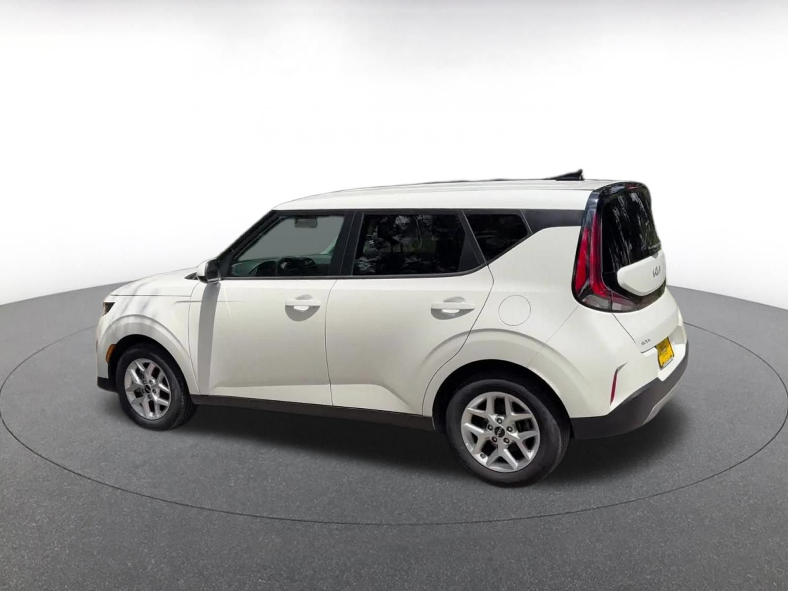 Used 2025 Kia Soul LX w/ LX Technology Package FWD image 9