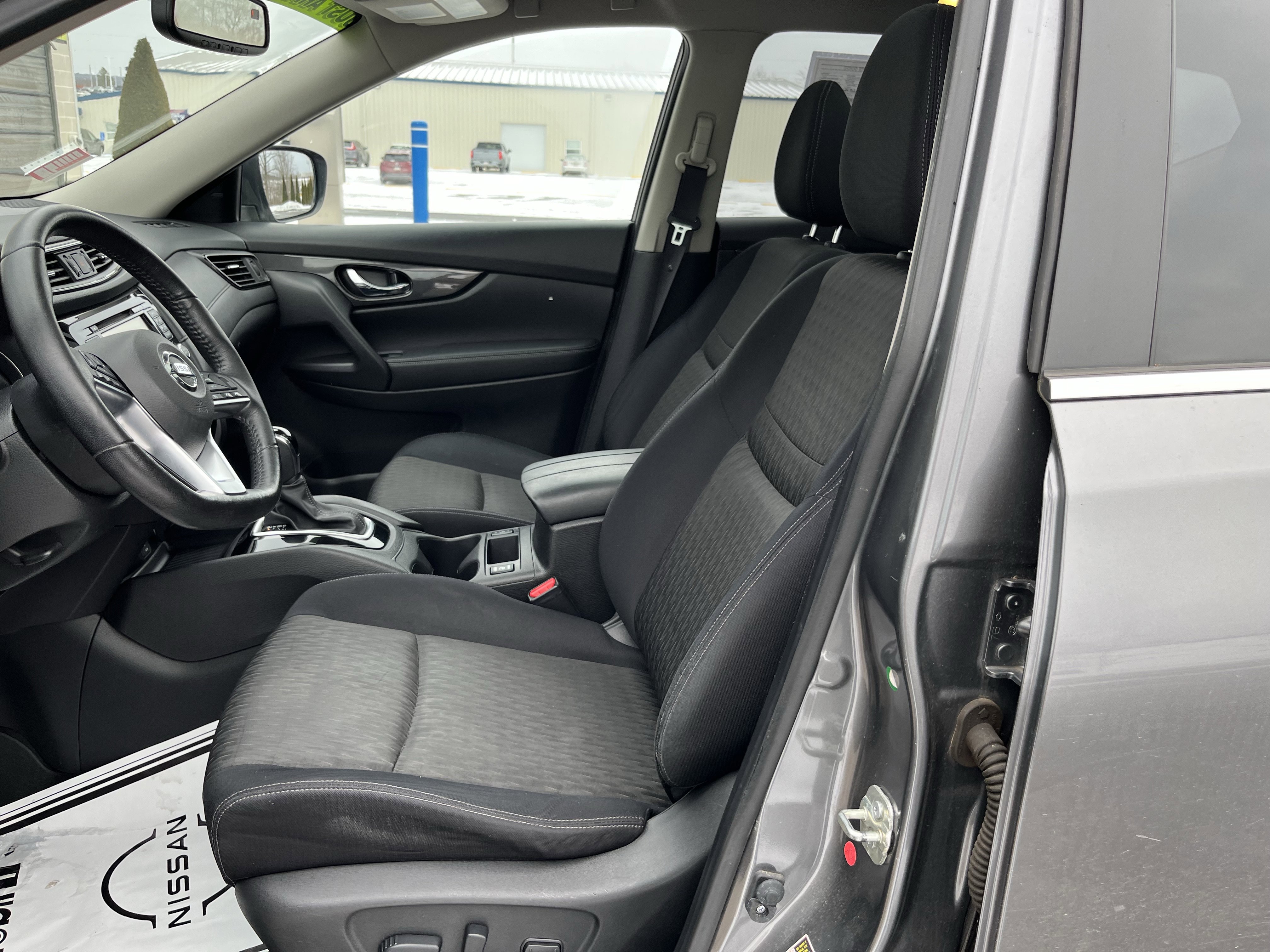 Used 2017 Nissan Rogue SV w/ Sun & Sound Touring Package image 14