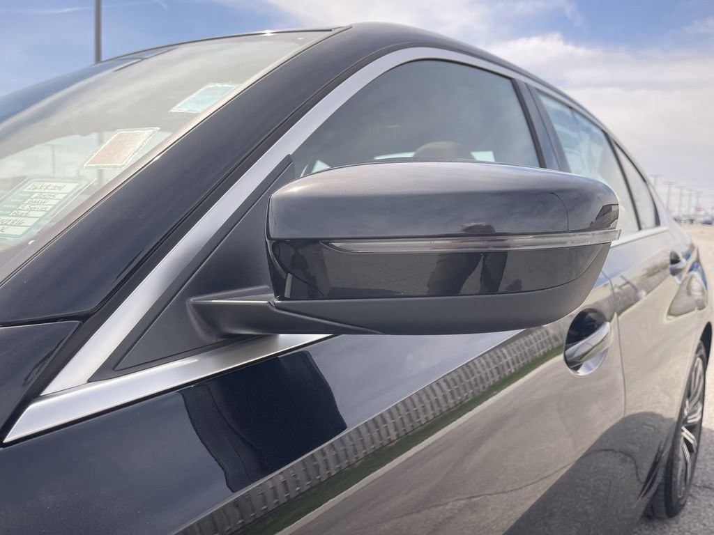 Used 2025 BMW 330i xDrive Sedan image 11