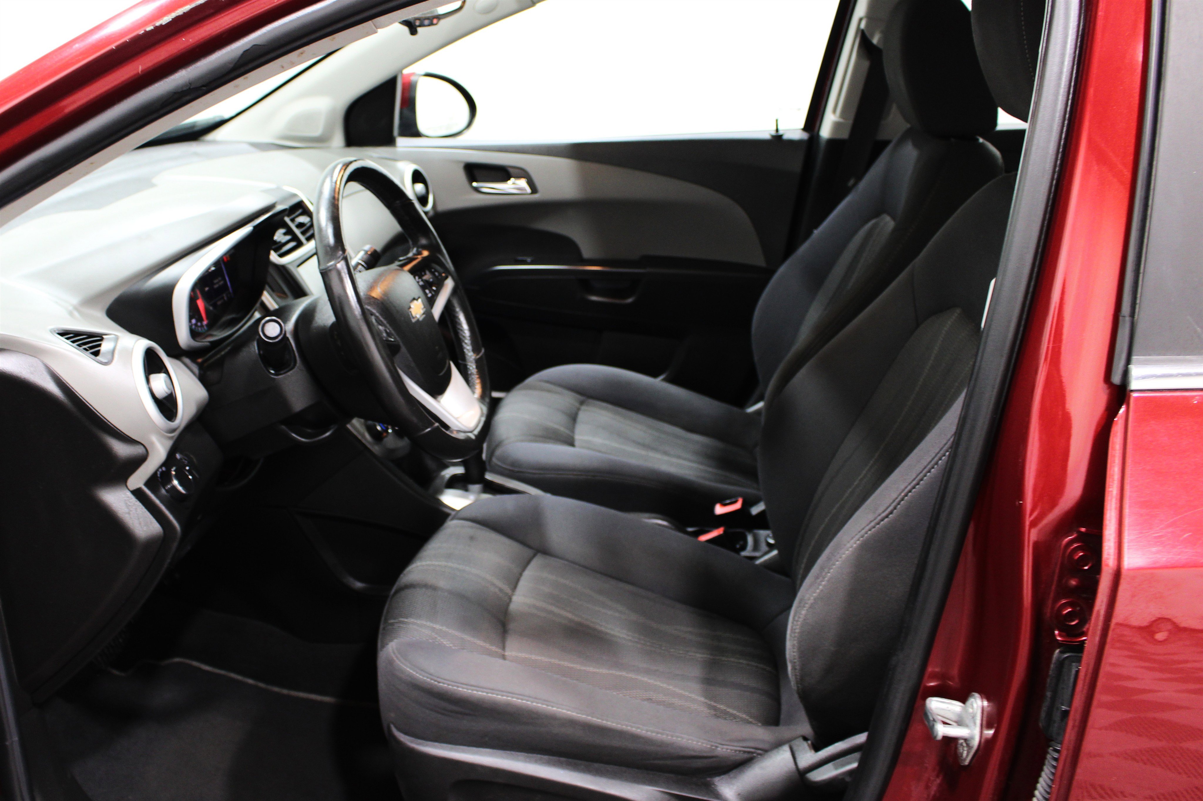 Used 2017 Chevrolet Sonic LT w/ Convenience Package FWD image 3
