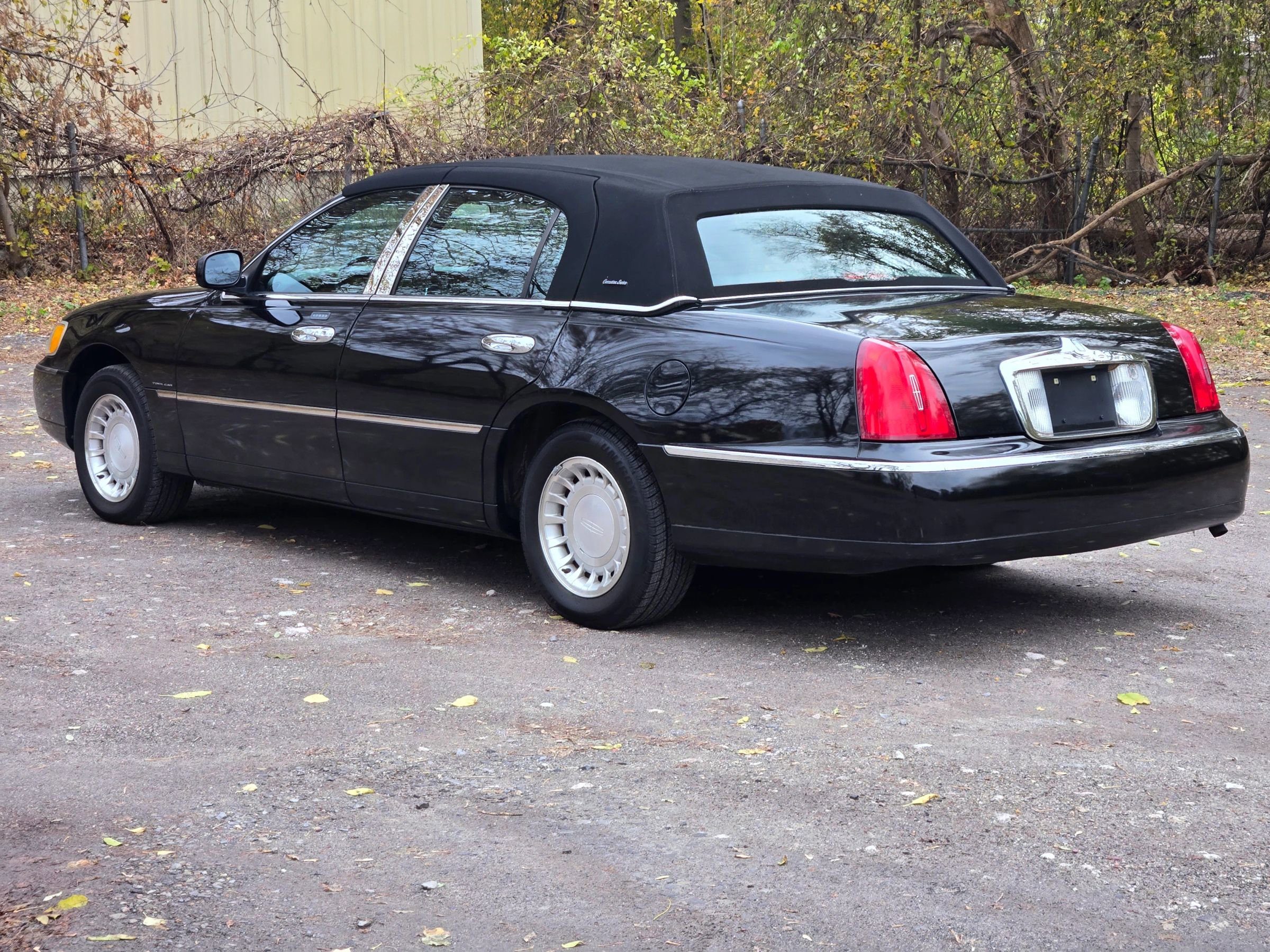 Used 2000 Lincoln Town Car Executive RWD image 4