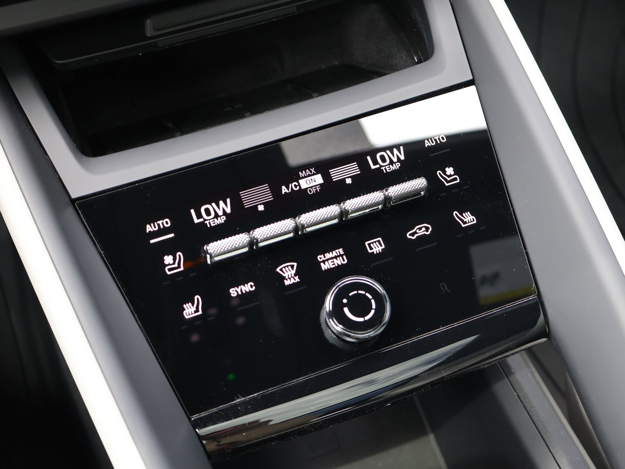 Certified 2025 Porsche Macan 4 Electric AWD/4WD image 21