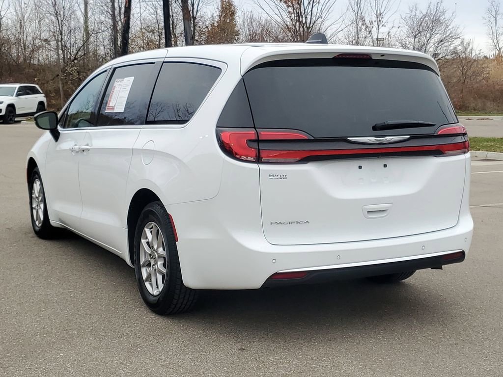 Used 2024 Chrysler Pacifica Touring-L FWD image 3