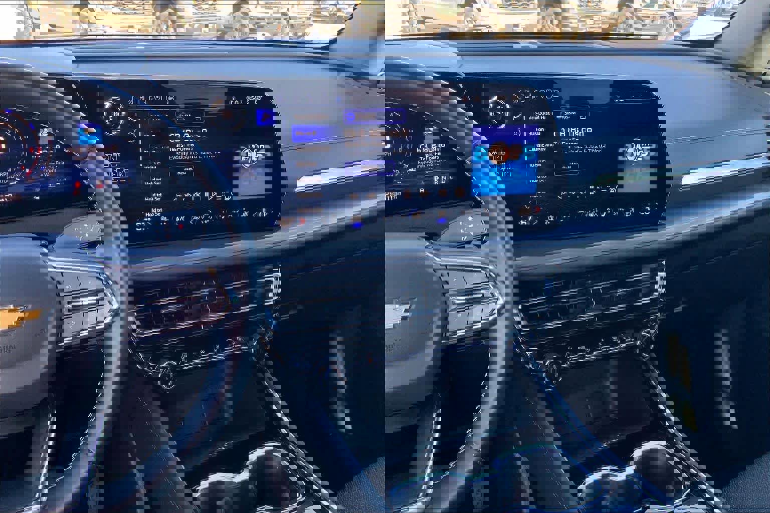 Used 2025 Chevrolet Traverse LT image 7