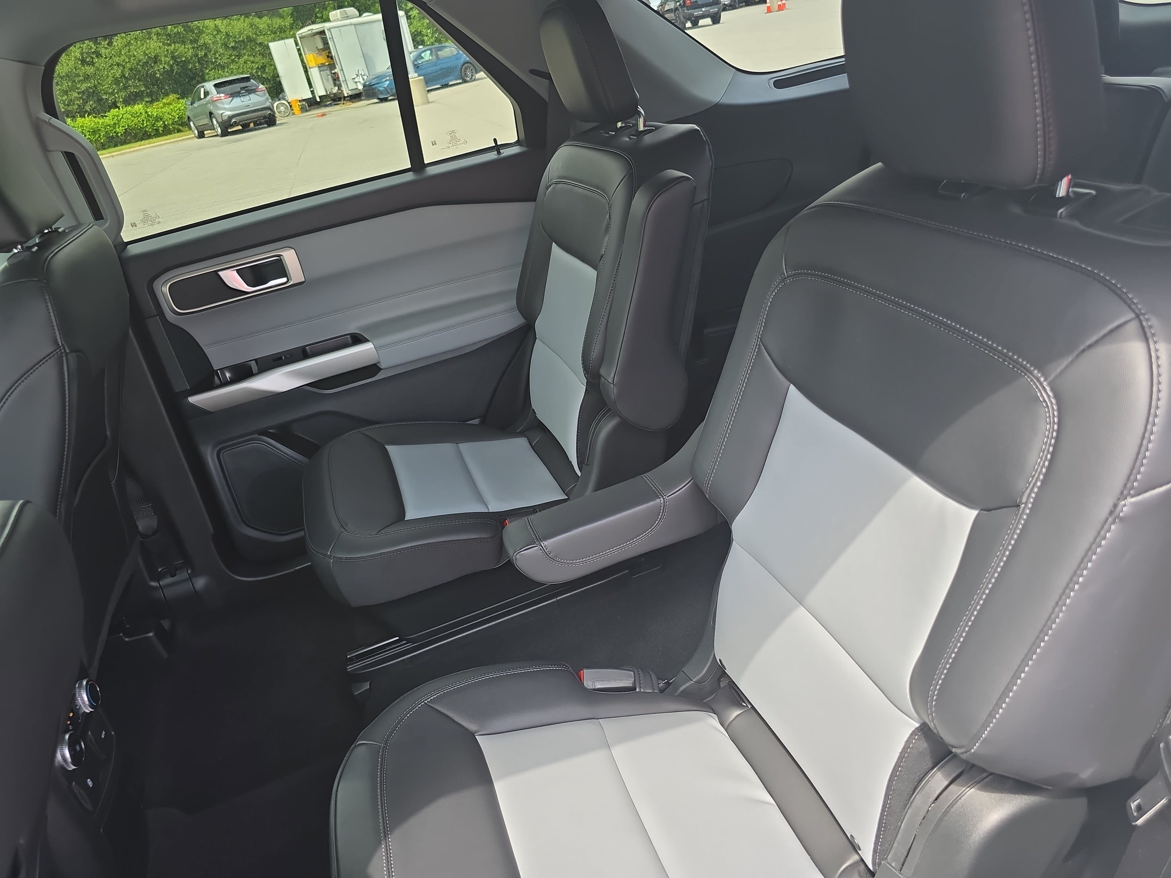 Used 2023 Ford Explorer XLT w/ Equipment Group 202A RWD image 16