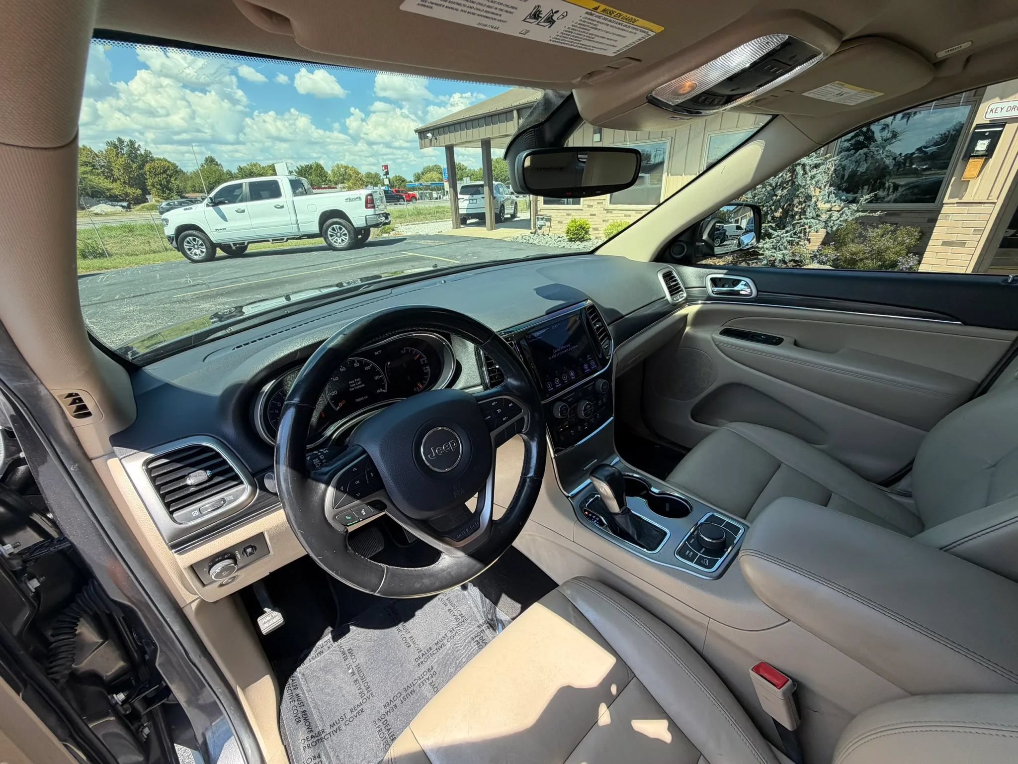 Used 2020 Jeep Grand Cherokee Limited AWD/4WD image 17