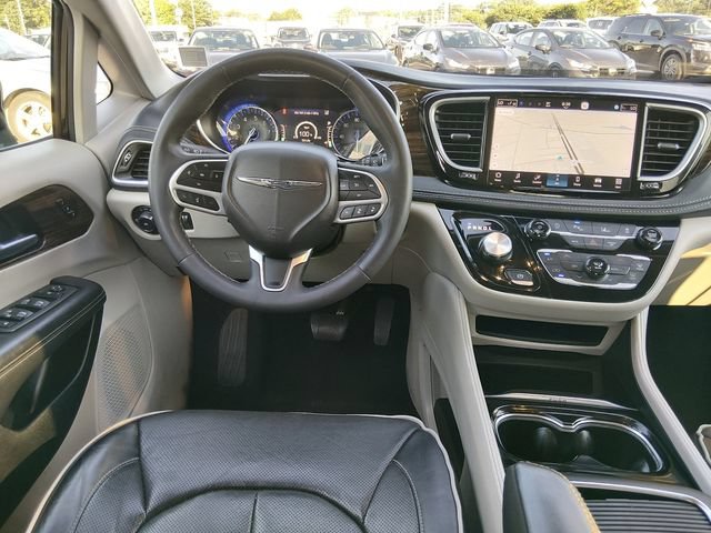 Used 2023 Chrysler Pacifica Limited FWD image 10