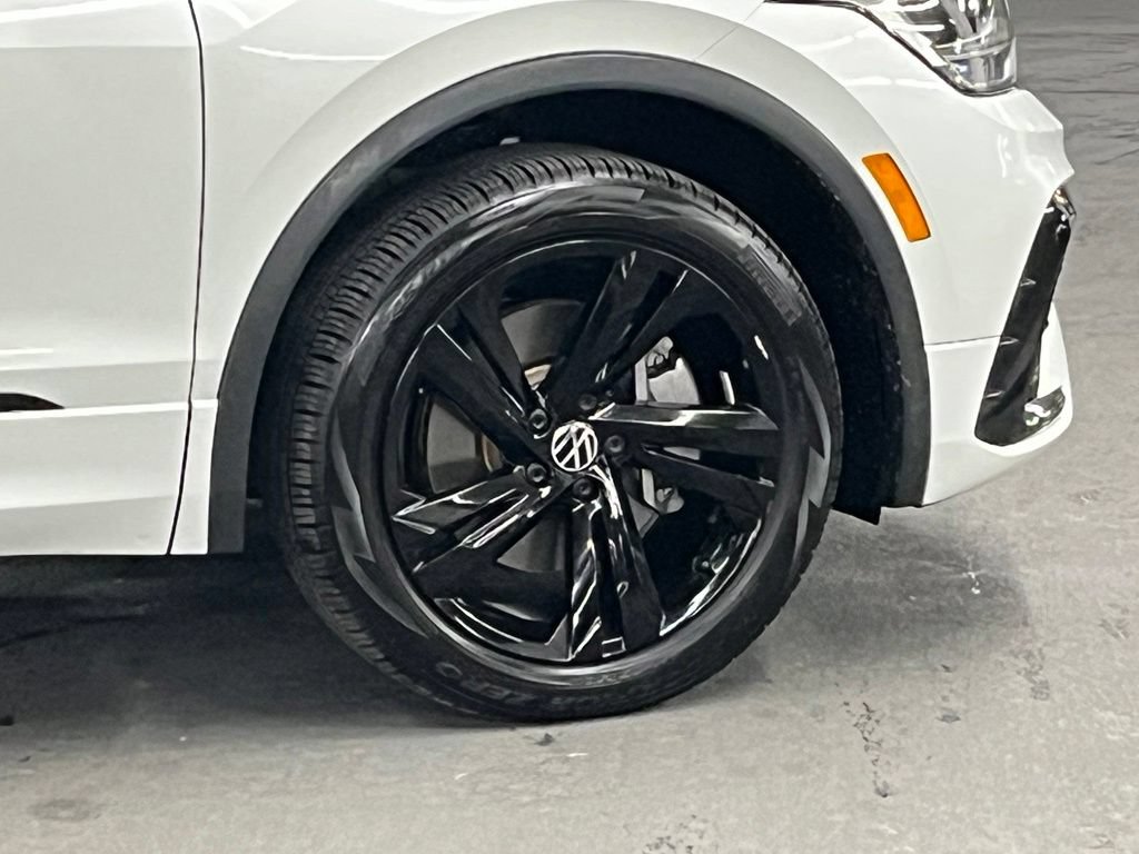 Certified 2023 Volkswagen Tiguan SE R-Line FWD image 40