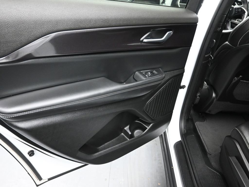 Used 2023 Jeep Grand Cherokee L Laredo image 14