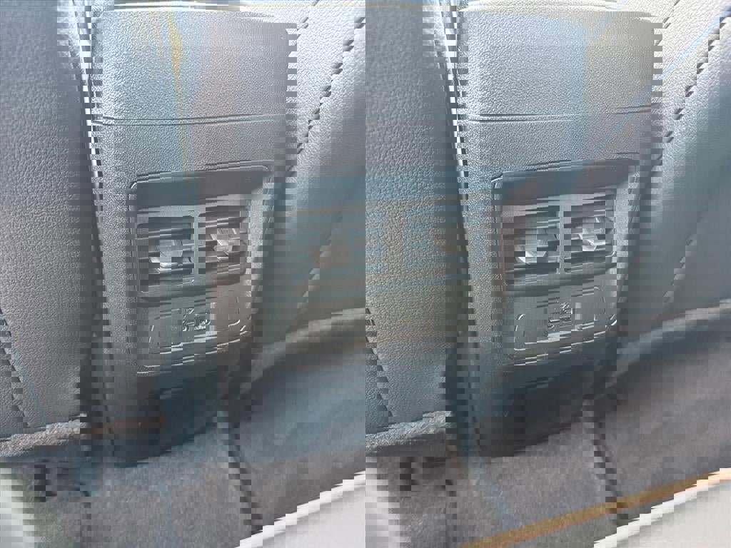 Used 2024 GMC Canyon Denali image 8