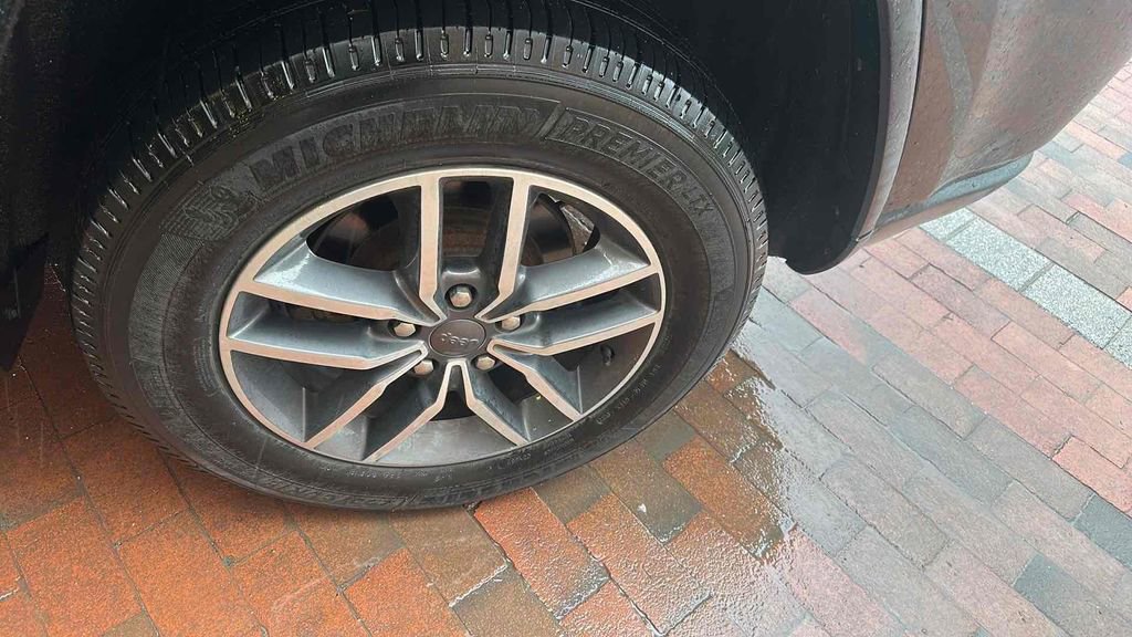 Used 2019 Jeep Grand Cherokee Limited image 14