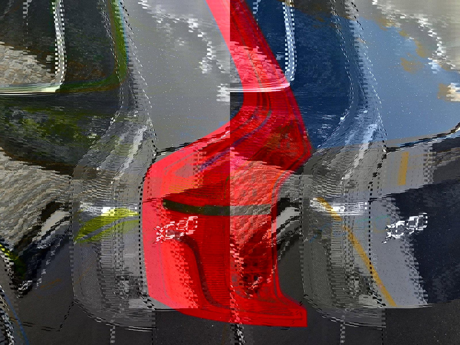 Used 2023 Volvo XC90 B6 Plus image 10