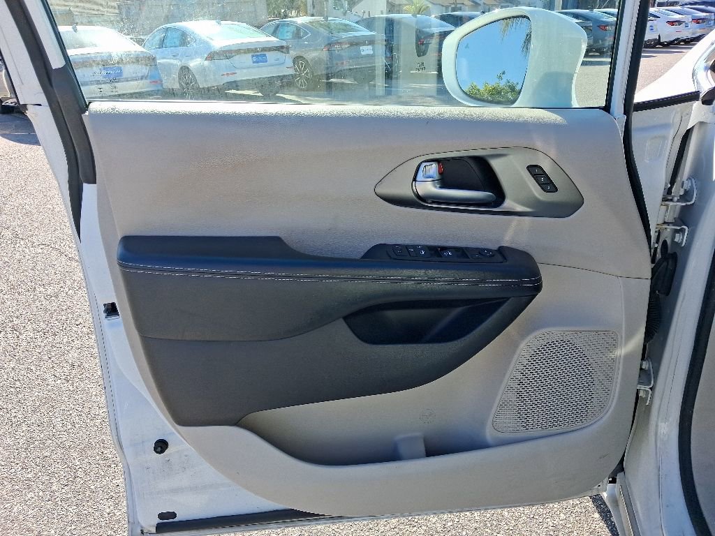 Used 2022 Chrysler Pacifica Touring-L FWD image 18