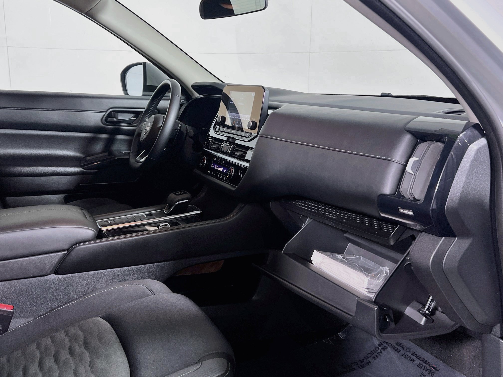 Used 2025 Nissan Pathfinder SV FWD image 35