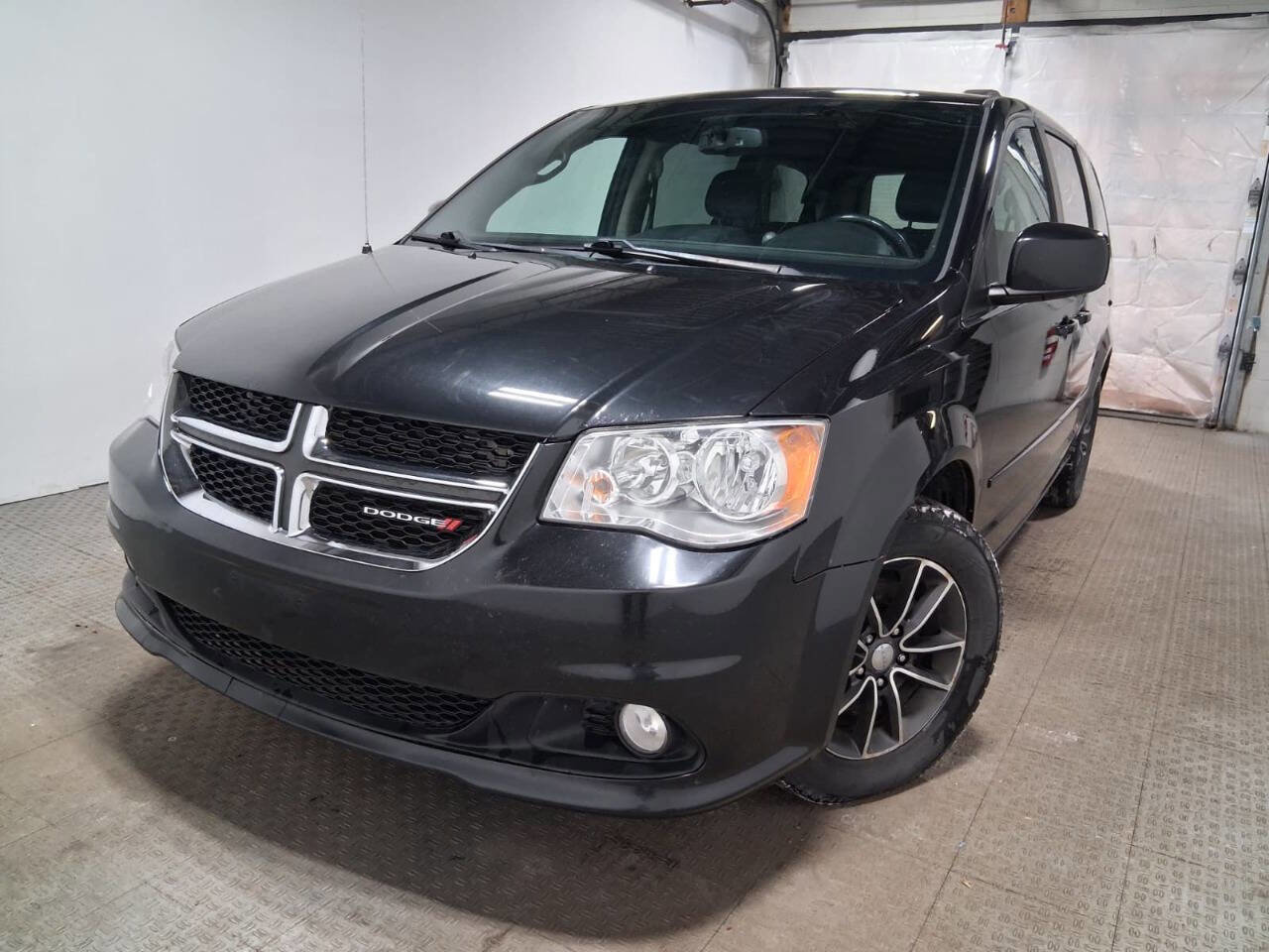 Used 2017 Dodge Grand Caravan SXT image 1