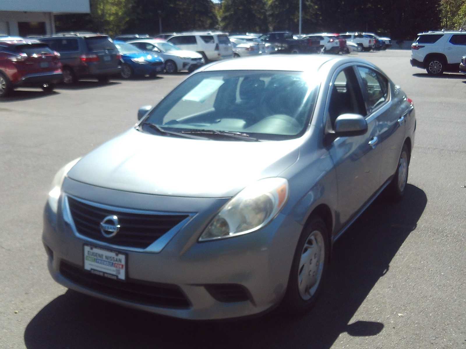 Used 2014 Nissan Versa SV FWD video 1