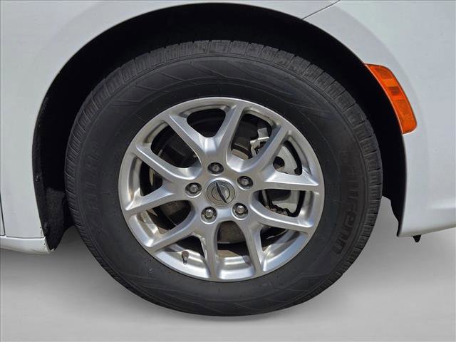 Used 2023 Chrysler Pacifica Touring-L FWD image 21