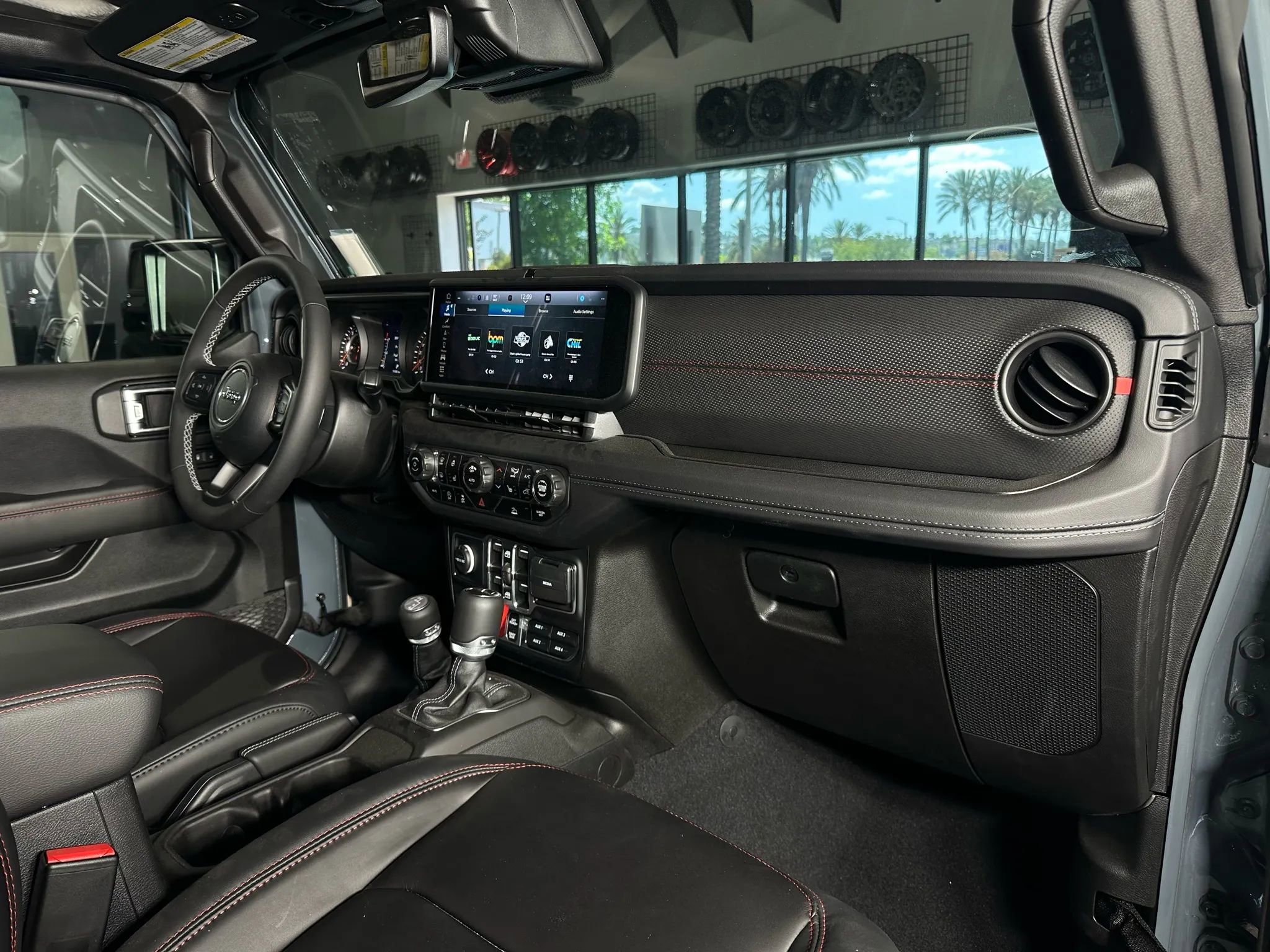 Used 2025 Jeep Gladiator Rubicon w/ Convenience Group image 2