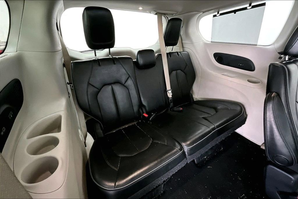 Used 2018 Chrysler Pacifica Limited image 32