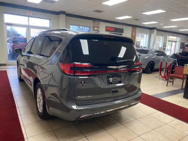 Used 2022 Chrysler Pacifica Touring-L image 3