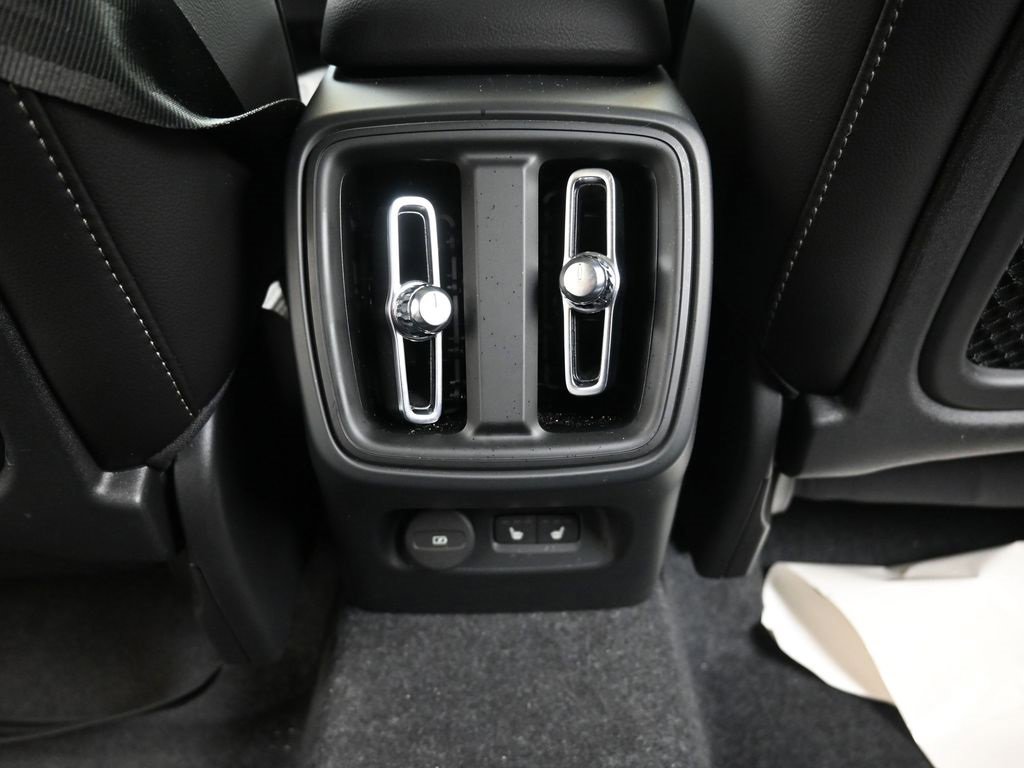 Certified 2025 Volvo XC40 B5 Core image 17