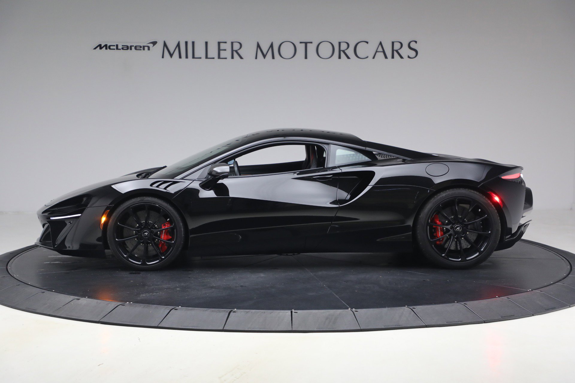 Used 2024 McLaren Artura RWD image 3