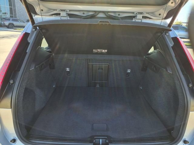 Used 2025 Volvo XC40 B5 Core image 9