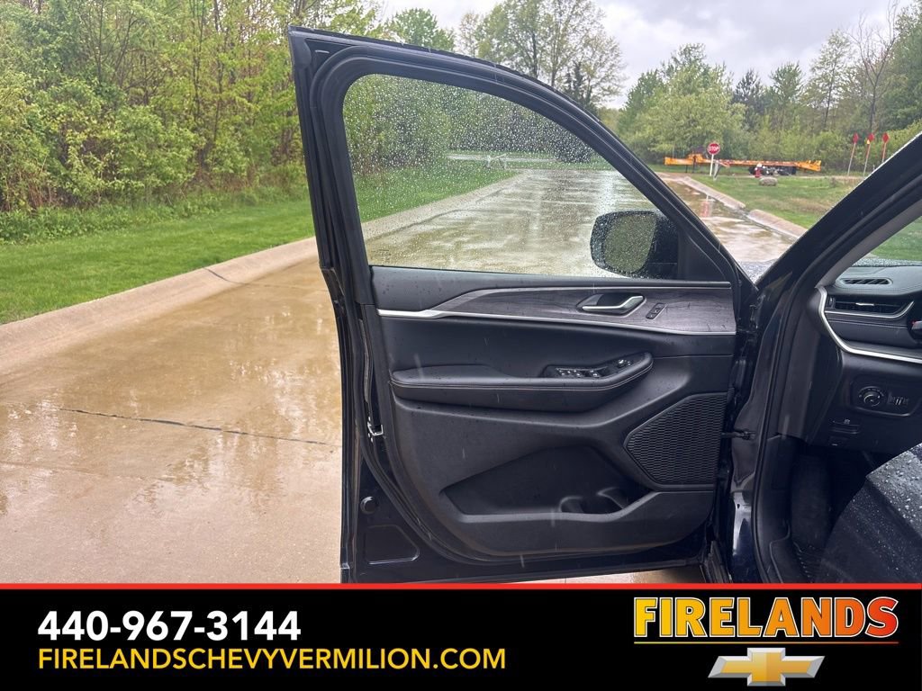 Used 2023 Jeep Grand Cherokee Limited w/ Black Appearance Package AWD/4WD image 13