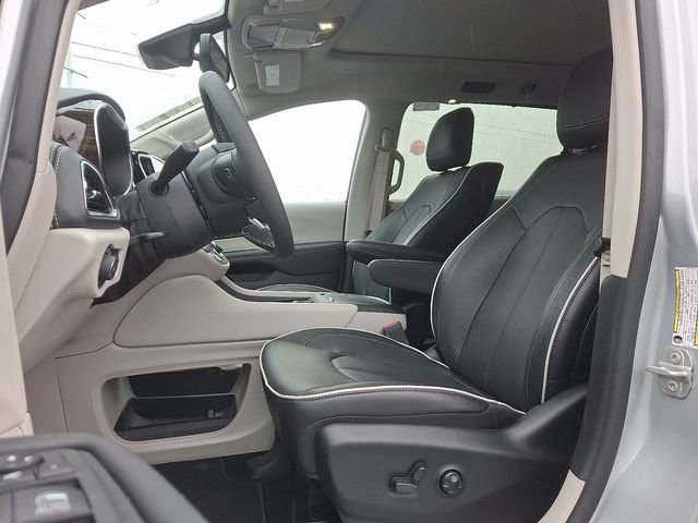Used 2023 Chrysler Pacifica Limited w/ Uconnect Theater Family Group image 13
