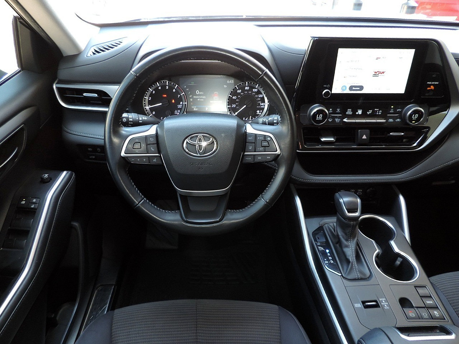 Used 2023 Toyota Highlander LE FWD image 16