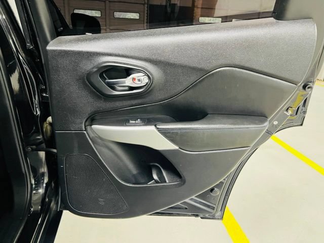 Used 2019 Jeep Cherokee Latitude AWD/4WD image 30