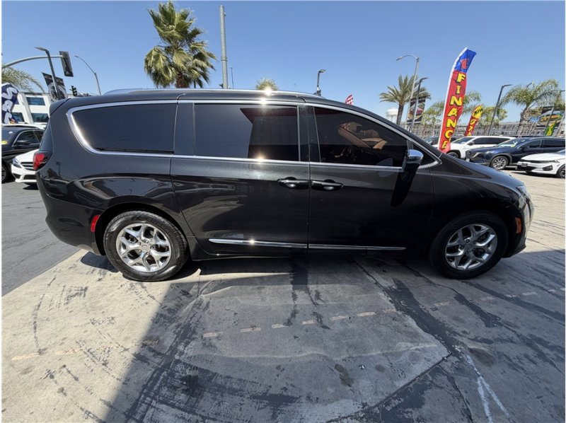 Used 2018 Chrysler Pacifica Limited FWD image 8