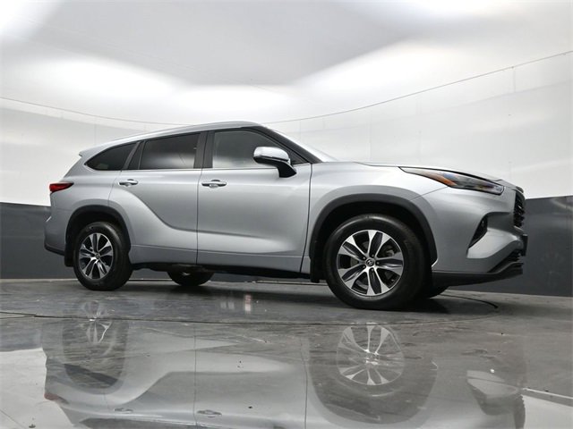 Used 2023 Toyota Highlander L image 32