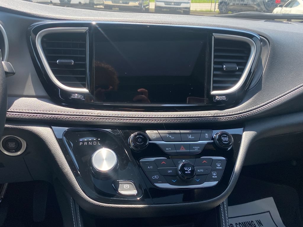 New 2027 Chrysler Pacifica Limited w/ S Appearance Package FWD image 24