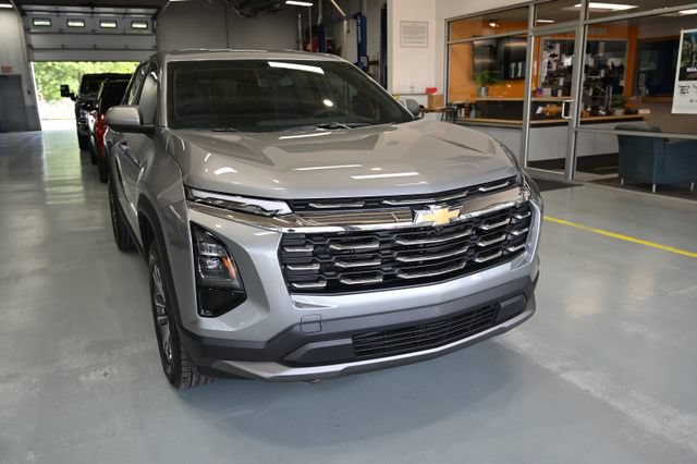 New 2027 Chevrolet Equinox LT w/ Convenience Package II FWD image 3