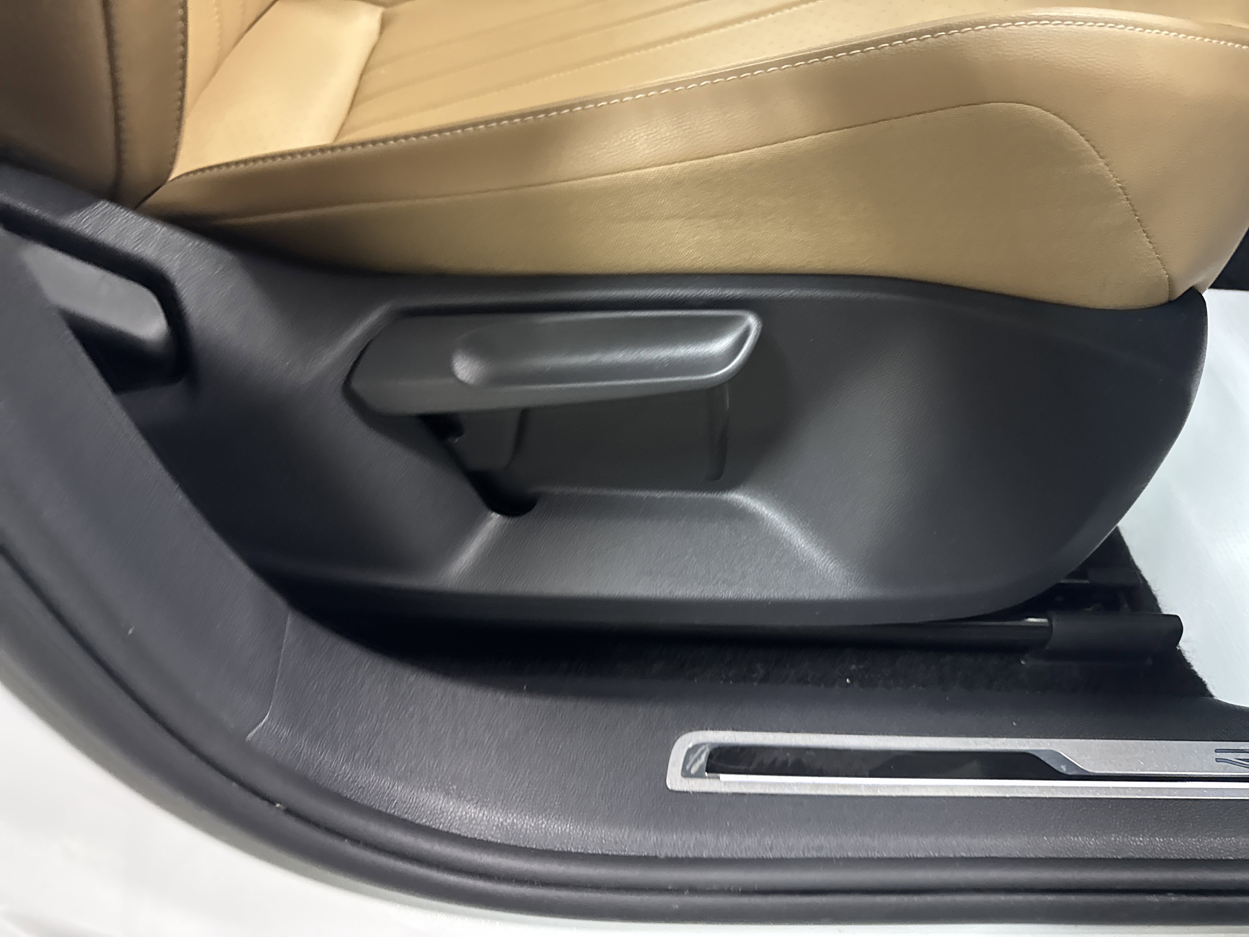 Certified 2024 Volkswagen Tiguan SE R-Line AWD/4WD image 34