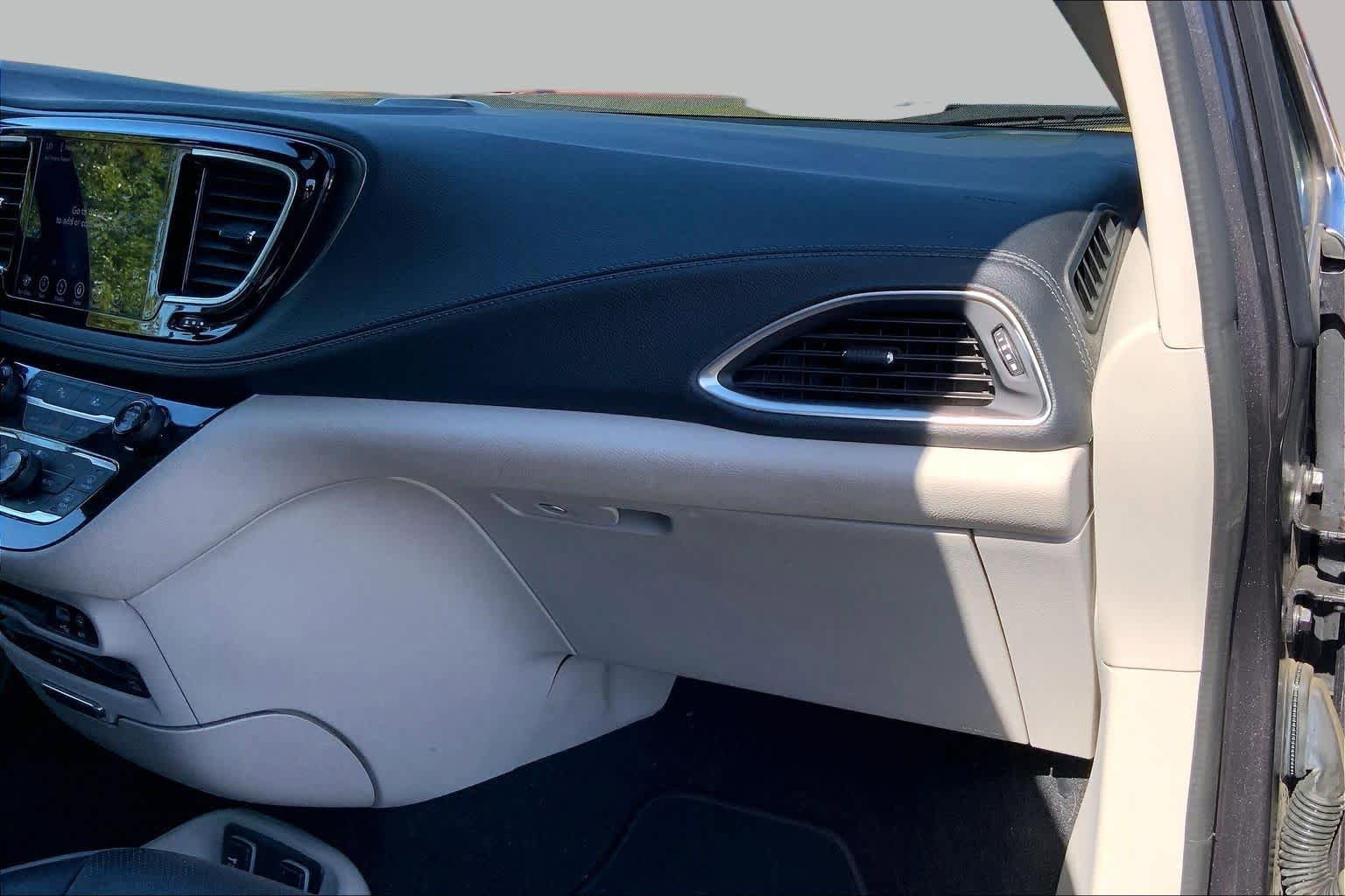 Used 2019 Chrysler Pacifica Limited w/ Advanced Safetytec Group FWD image 18