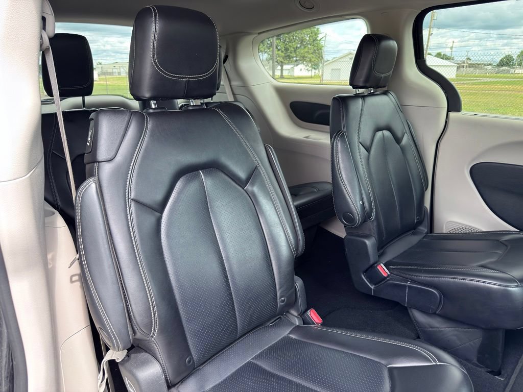 Used 2023 Chrysler Pacifica Touring-L FWD image 32