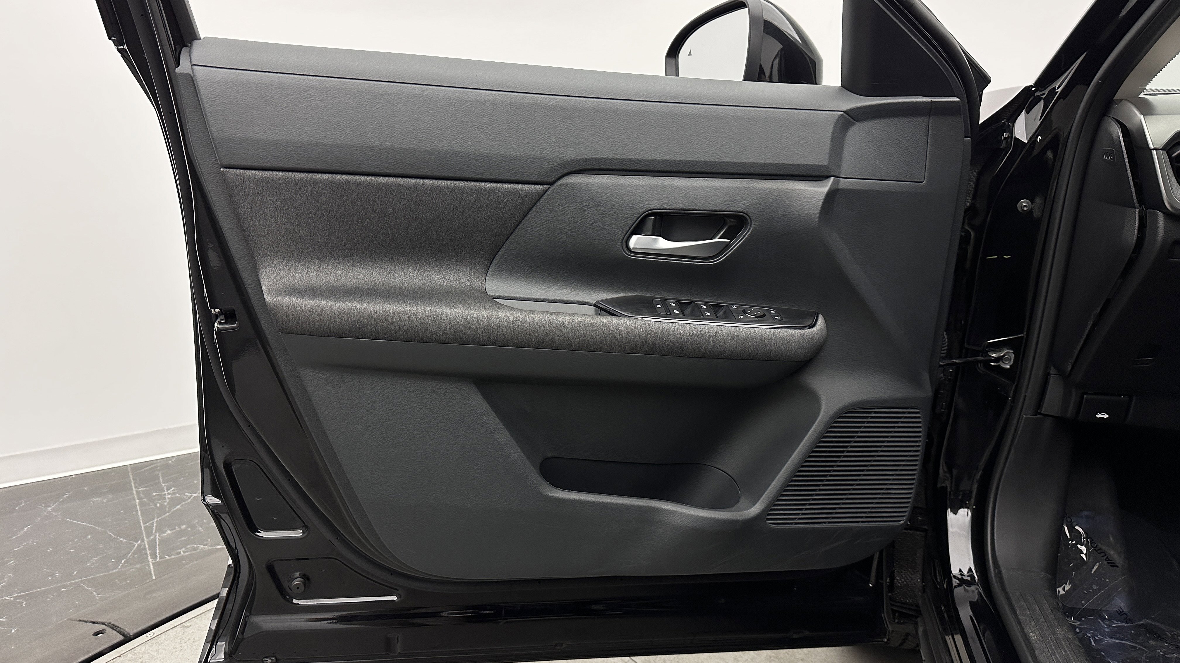 Used 2025 Nissan Kicks SV w/ Charging Package FWD image 10