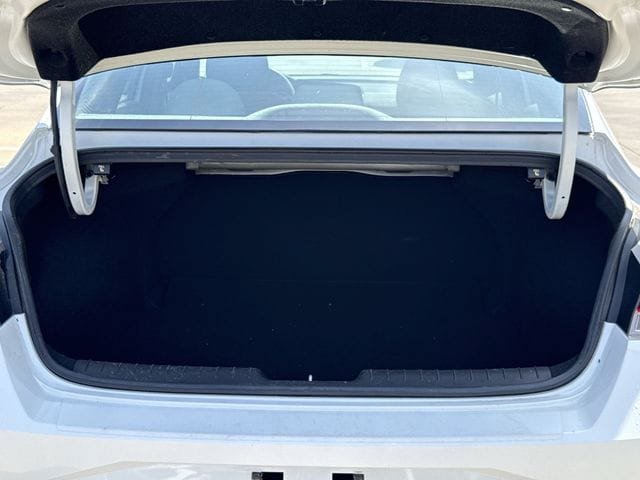 Used 2021 Hyundai Elantra SE FWD image 28