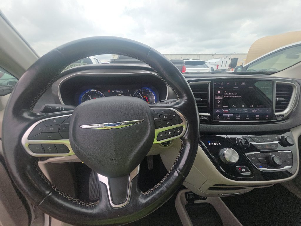 Used 2021 Chrysler Pacifica Touring-L FWD image 6