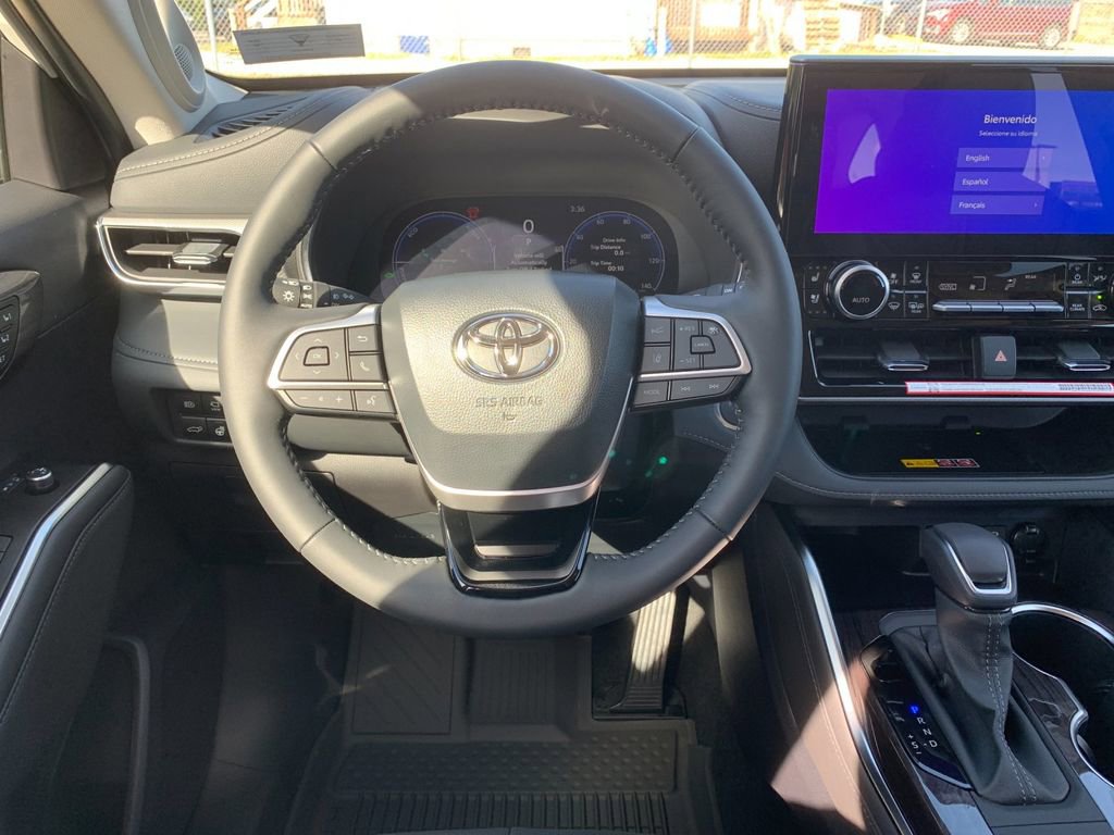 New 2026 Toyota Highlander Platinum AWD/4WD image 16
