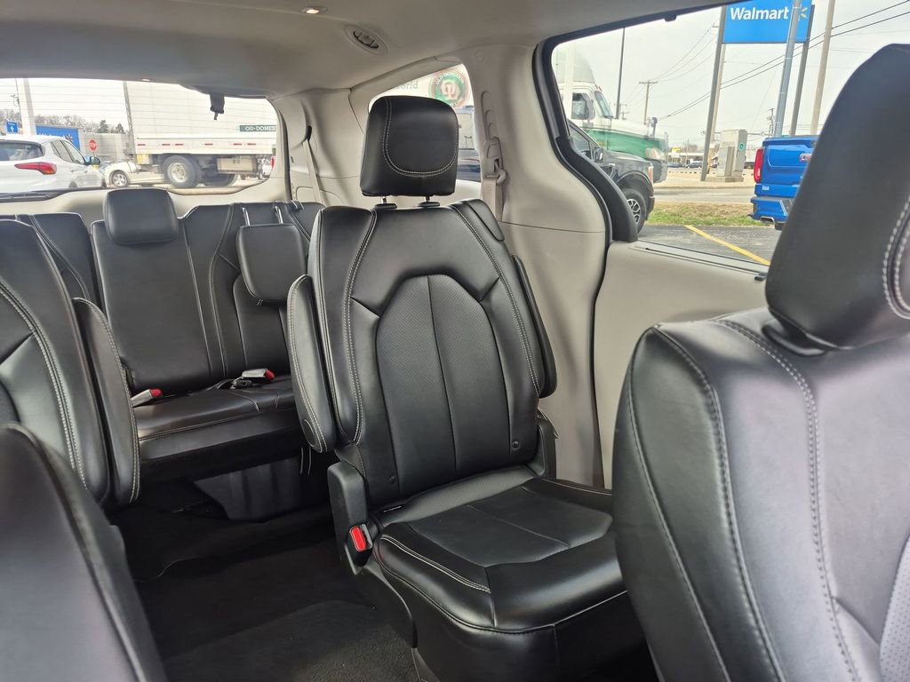 Used 2024 Chrysler Pacifica Touring-L FWD image 12