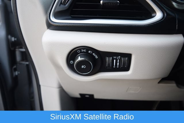 Used 2017 Chrysler Pacifica Touring-L FWD image 7